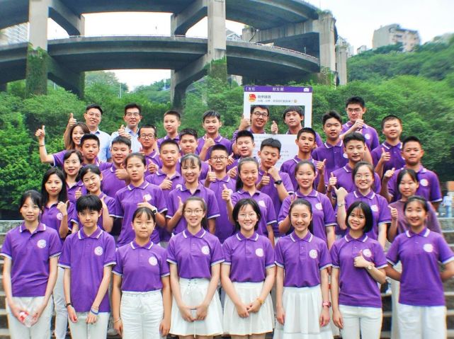 大学城校区的重庆第一实验中学校服与重庆第一双语学校校服的颜色都
