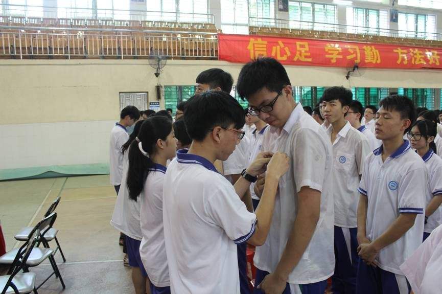 东莞第二高级中学校服