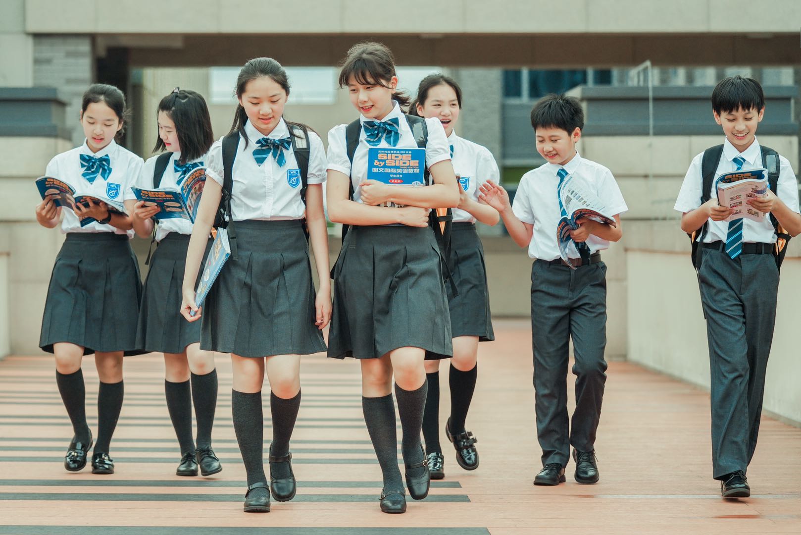 美女图：穿校服的清纯女孩